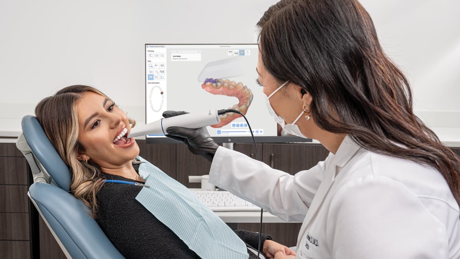 Tandarts maakt een digitale mondscan bij een patiënt in de stoel